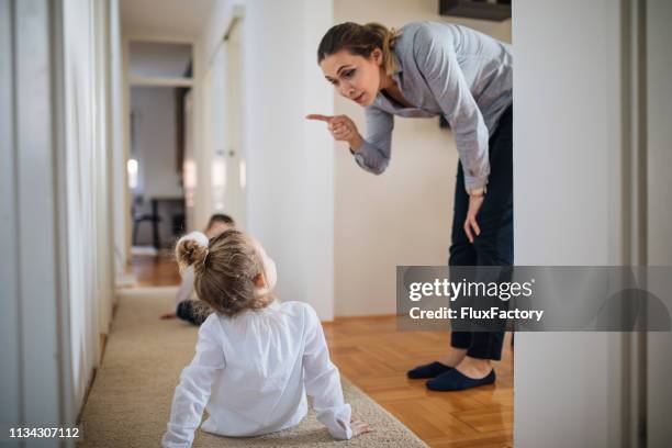 wütende mutter und ihre kinder - 3 fingers stock-fotos und bilder