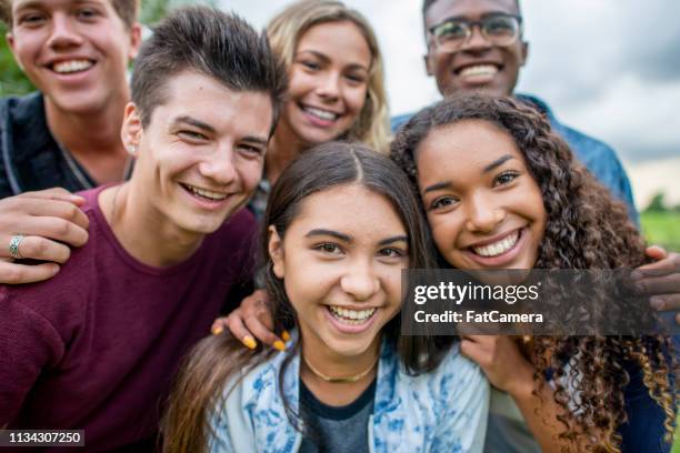 vrienden die samen een foto maken - teenagers stockfoto's en -beelden