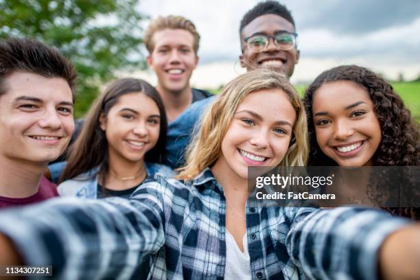 glimlachende tieners - laatstejaars high school stockfoto's en -beelden