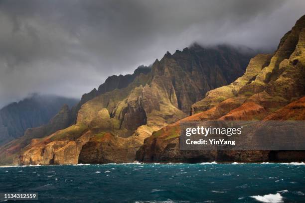 mysterious misty na pali coast and waimea canyon, kauai, hawaii - na pali coast stock pictures, royalty-free photos & images