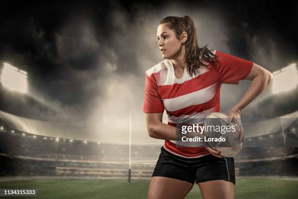 een vrouwelijke rugby speler - rugby league stockfoto's en -beelden