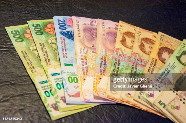 dinero en pesos: monedas y billetes de argentina - actividades bancarias stockfoto's en -beelden