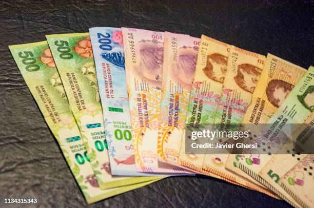 dinero en pesos: monedas y billetes de argentina - ganar dinero stock pictures, royalty-free photos & images