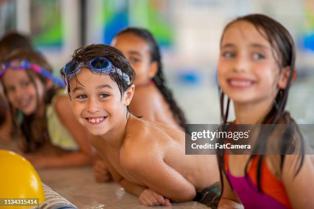 kids at the side of the pool - swim lessons pool stock pictures, royalty-free photos & images