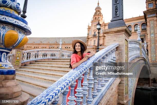 schön lächelnde frau unterwegs. - cordoba spanien stock-fotos und bilder