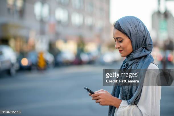 usando a tecnologia - arab women fat - fotografias e filmes do acervo