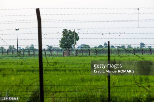 border fence between india and pakistan - panyab pakistán fotografías e imágenes de stock