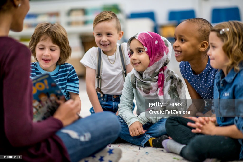 Professeur lisant un livre