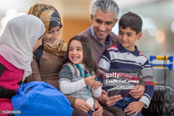 famiglia musulmana - emigration and immigration foto e immagini stock