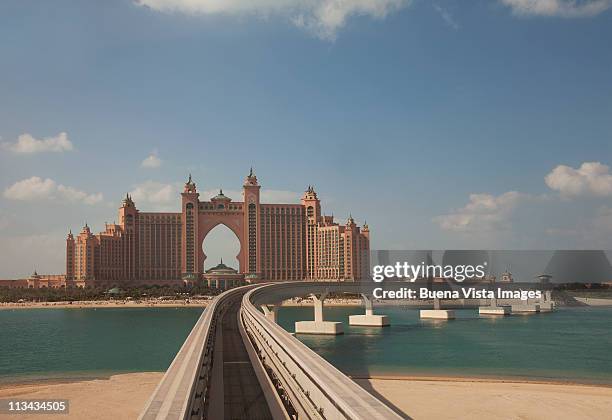 palm jumeirah monorail to atlantis hotel - dubai buildings stock-fotos und bilder