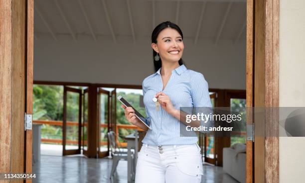 gelukkige makelaar die een bezit toont - real people portrait stockfoto's en -beelden