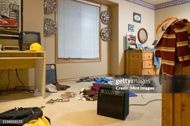 cluttered bedroom - messy bedroom stockfoto's en -beelden