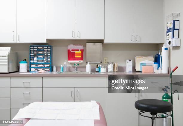 medical examination room - doctors office no people stock pictures, royalty-free photos & images