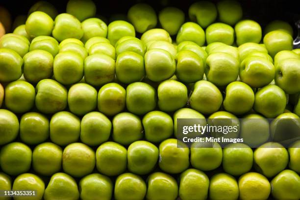 produce aisle - manzana verde fotografías e imágenes de stock