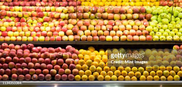produce aisle - produce aisle photos et images de collection
