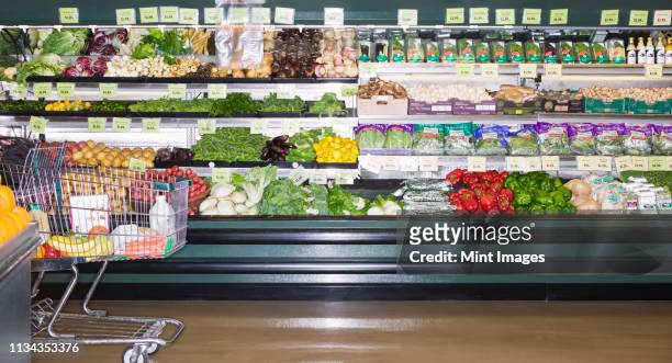 market produce - produce aisle photos et images de collection