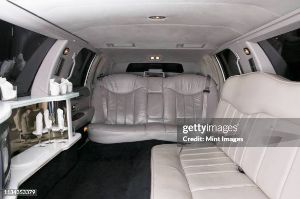 limousine interior - limousine photos et images de collection