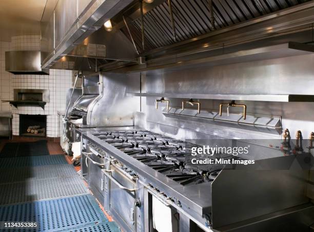 stove in restaurant kitchen - gasspis bildbanksfoton och bilder