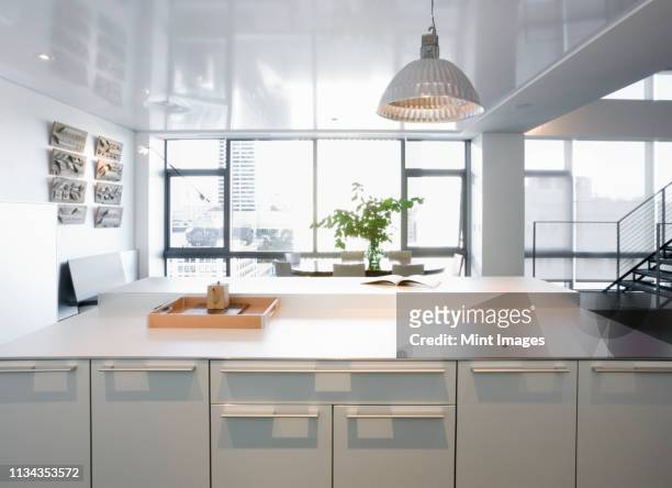 modern kitchen in luxury highrise apartment - kitchen counter fotografías e imágenes de stock