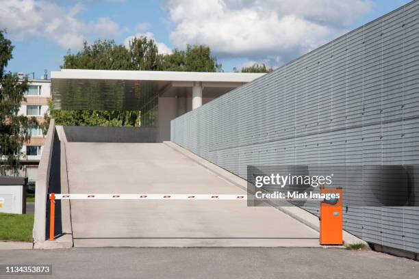 parking lot entrance ramp - parking entrance fotografías e imágenes de stock