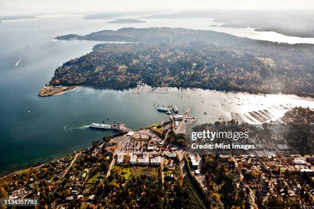 ferry docked at bainbridge island terminal - bainbridge island 個照片及圖片檔