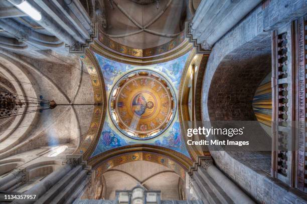 ceiling of the catholicon - church of the holy sepulchre fotografías e imágenes de stock