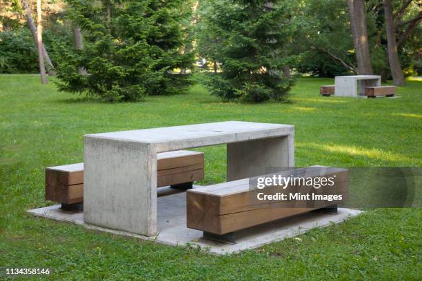 simple park benches and tables - park bench stockfoto's en -beelden