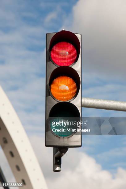 close up of traffic light - stoplight photos et images de collection