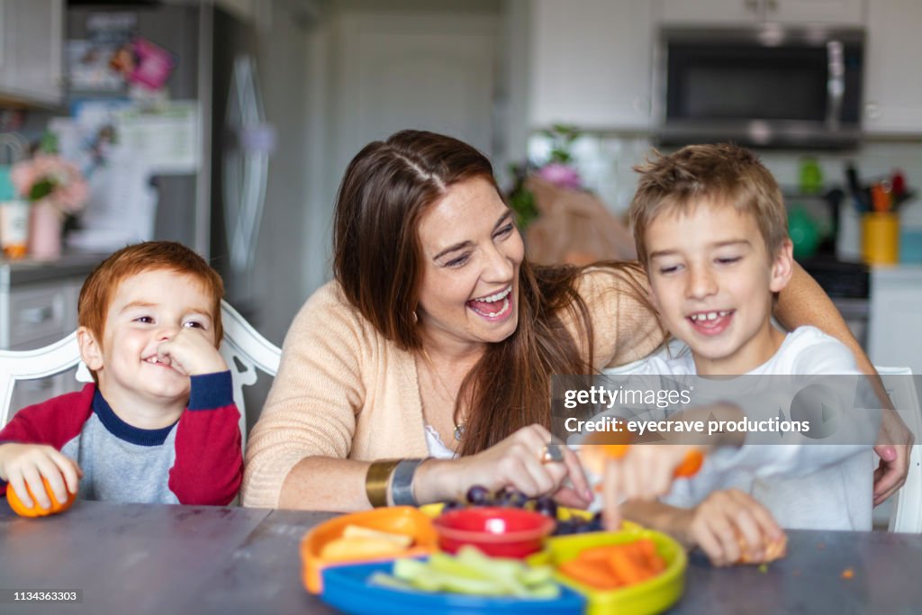 幸せな家族赤毛と金髪男の子と母アクティブとコンテンツでホーム