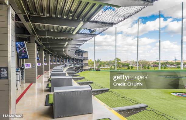 zonnige driving range - drivingrange stockfoto's en -beelden