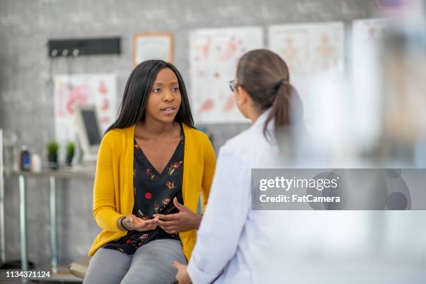 patientens beskrivande symtom - black woman nurse bildbanksfoton och bilder