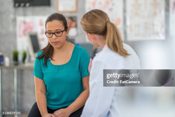 nervöse frau beim arzt - mental illness stock-fotos und bilder