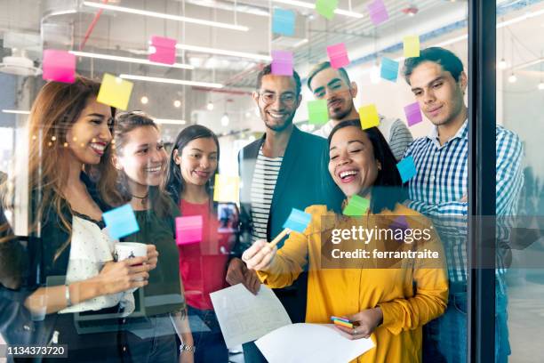 iniciar reunião em co-escritório de trabalho - colega de trabalho papel humano - fotografias e filmes do acervo