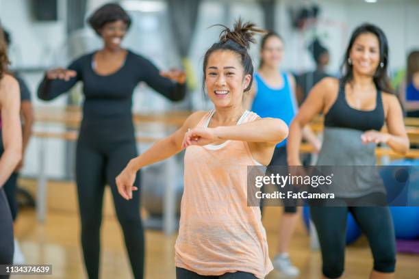 dans klasse - zumba fitness stockfoto's en -beelden