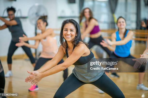 samen dansen - zumba fitness stockfoto's en -beelden