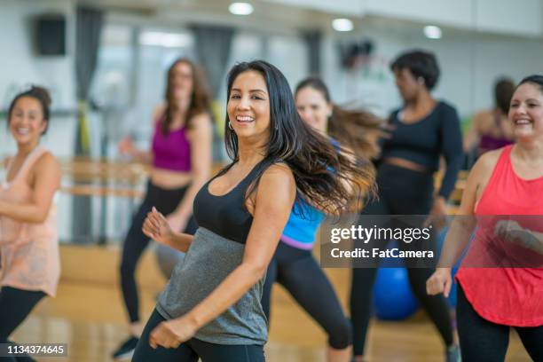 dansa tillsammans - group gym class bildbanksfoton och bilder