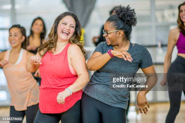 women dancing together - women working out gym stock pictures, royalty-free photos & images