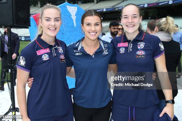 Western Bulldogs AFLW players Aisling McCarthy and Isabel Huntington pose with Victorian Rugby player Victoria Ansell during ICC T20 World Cup 2020...