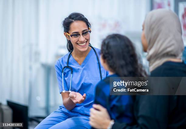 mutter kämpft mit ihrer tochter - arab doctor patient stock-fotos und bilder