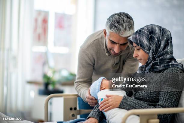 nuova madre e padre - muslim family foto e immagini stock