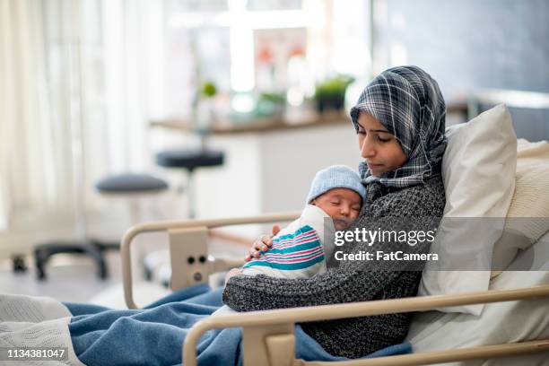 bebé durmiendo en el hombro - sala de maternidad fotografías e imágenes de stock