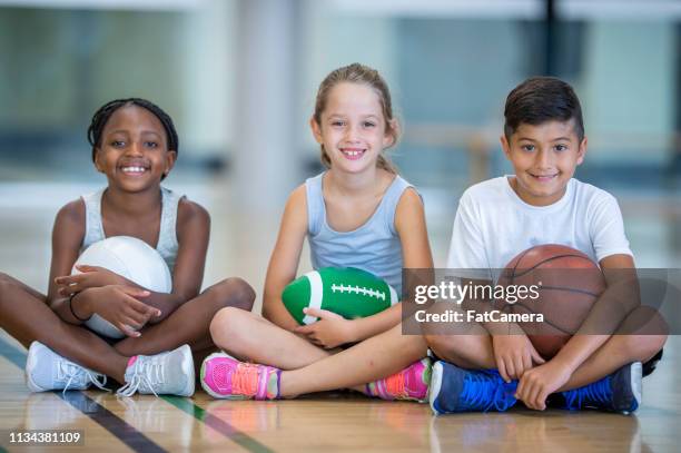 niños juguetones - volleyball sport fotografías e imágenes de stock