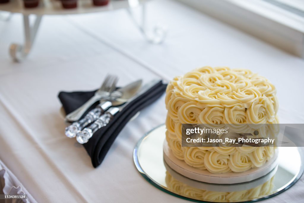 A beautiful small wedding cake