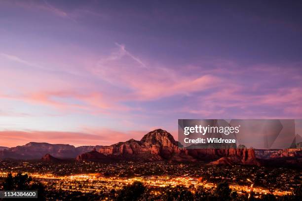 sedona mountains gezien vanaf airport mesa, in arizona, usa - arizona stockfoto's en -beelden