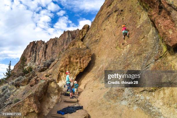 familie rotsklimmen - smith rock state park stockfoto's en -beelden