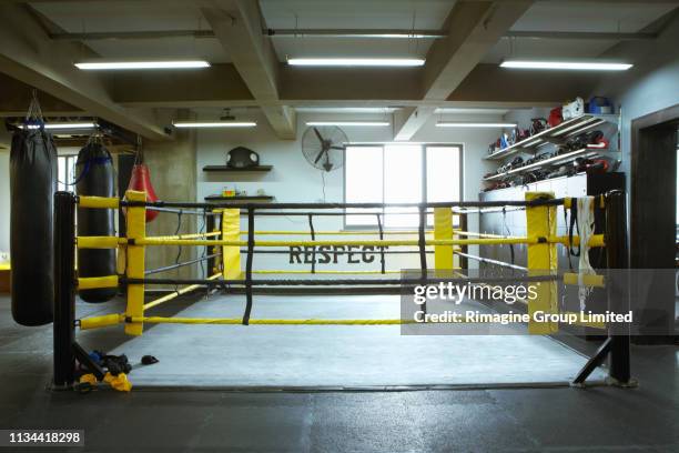 empty boxing ring - kickboxing stock pictures, royalty-free photos & images