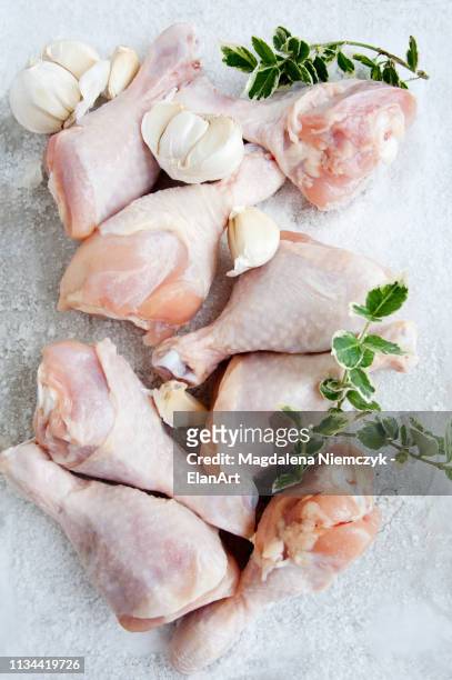 chicken legs and garlic on salt - chicken drumsticks stockfoto's en -beelden