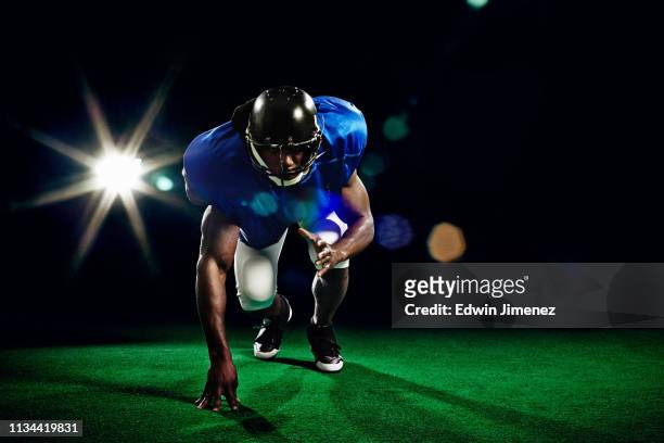 american football player crouching - defence player foto e immagini stock