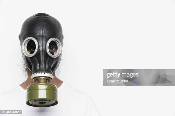 woman wearing gas mask - gasmaske stock-fotos und bilder