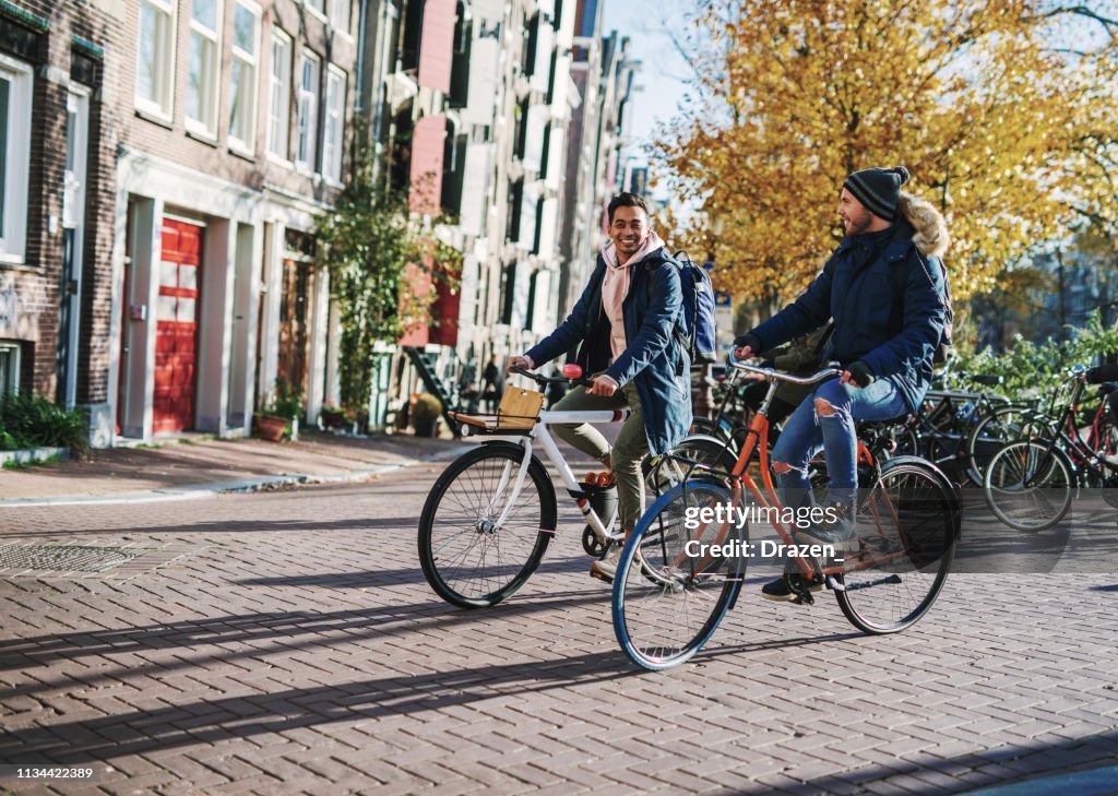 LGBT paar op City break-diverse duizendjarige homo jongens zijn in relatie en tijd doorbrengen op City break